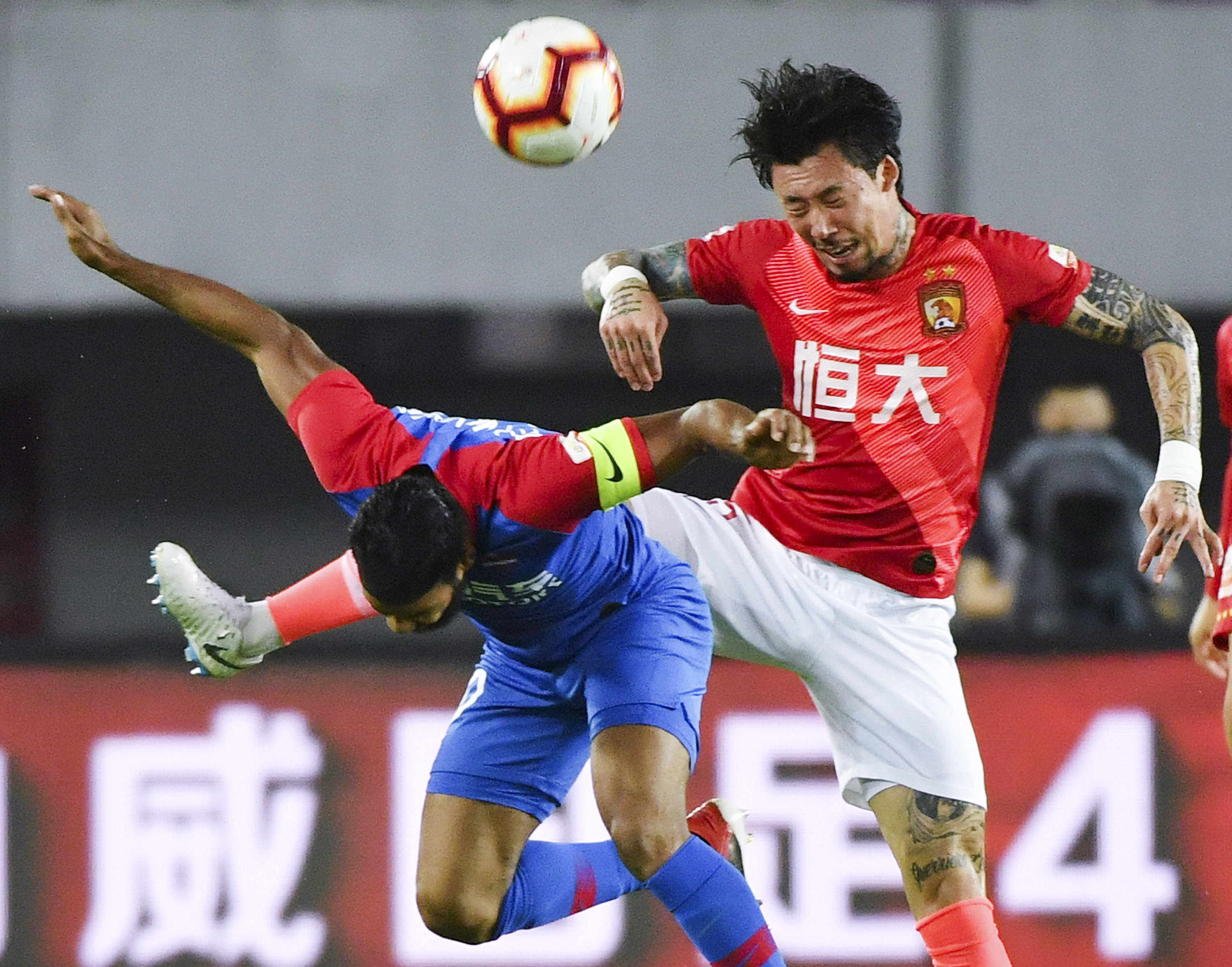 与阵容弹